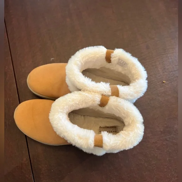 Skechers Tan and White Winter Boots with Fleece Accents - Picture 5 of 11